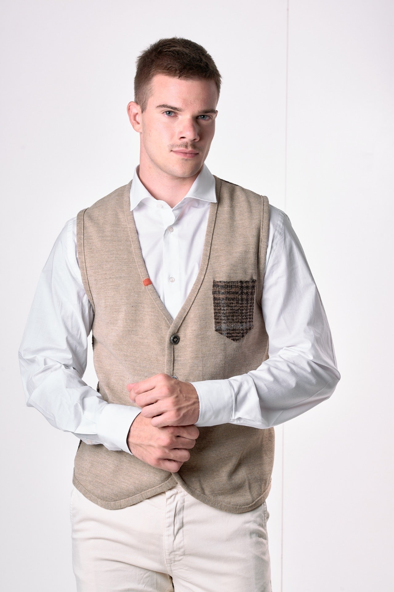 Gilet monopetto Tortora con retro e taschino in tessuto V2