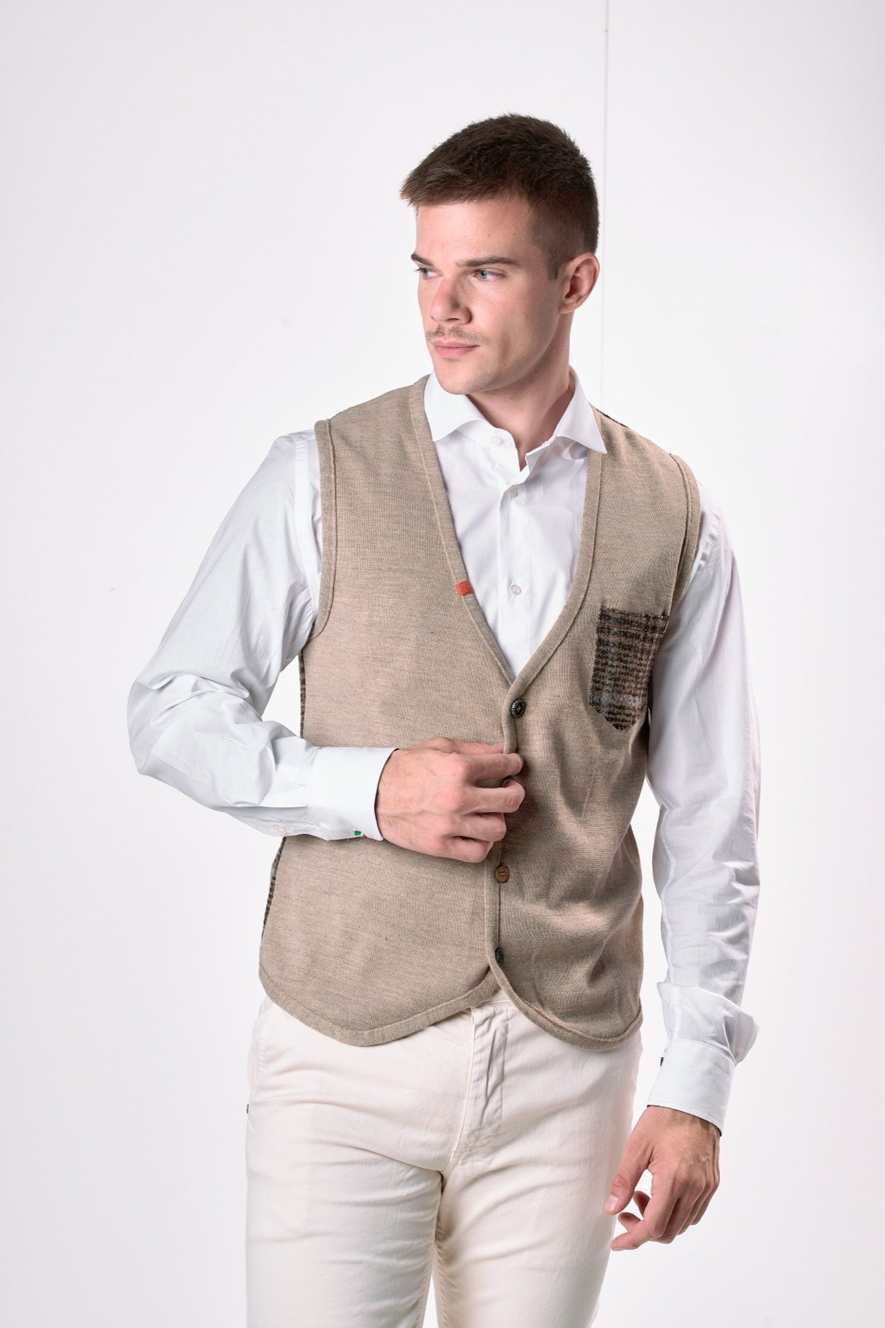 Gilet monopetto Tortora con retro e taschino in tessuto V2