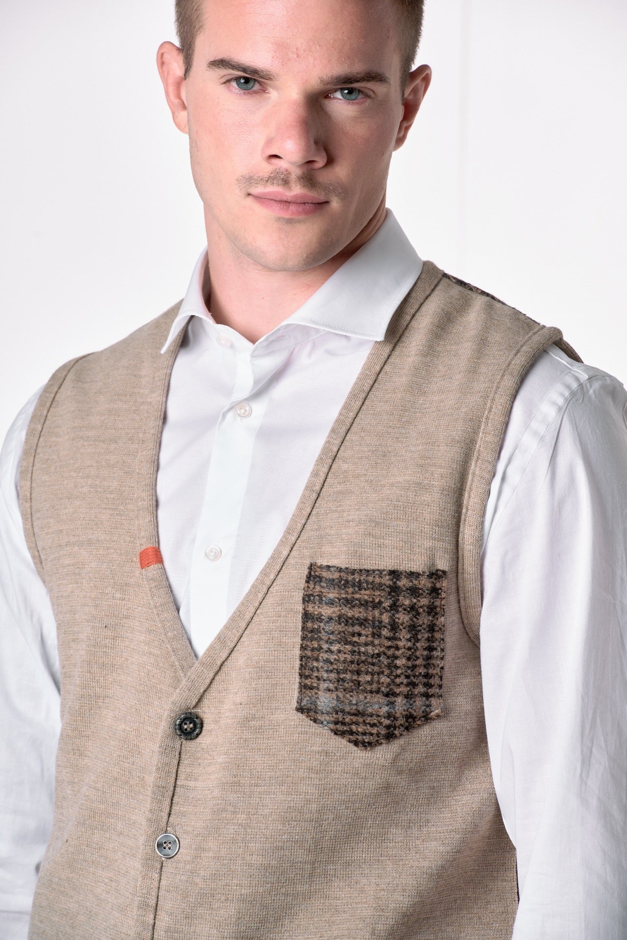 Gilet monopetto Tortora con retro e taschino in tessuto V2