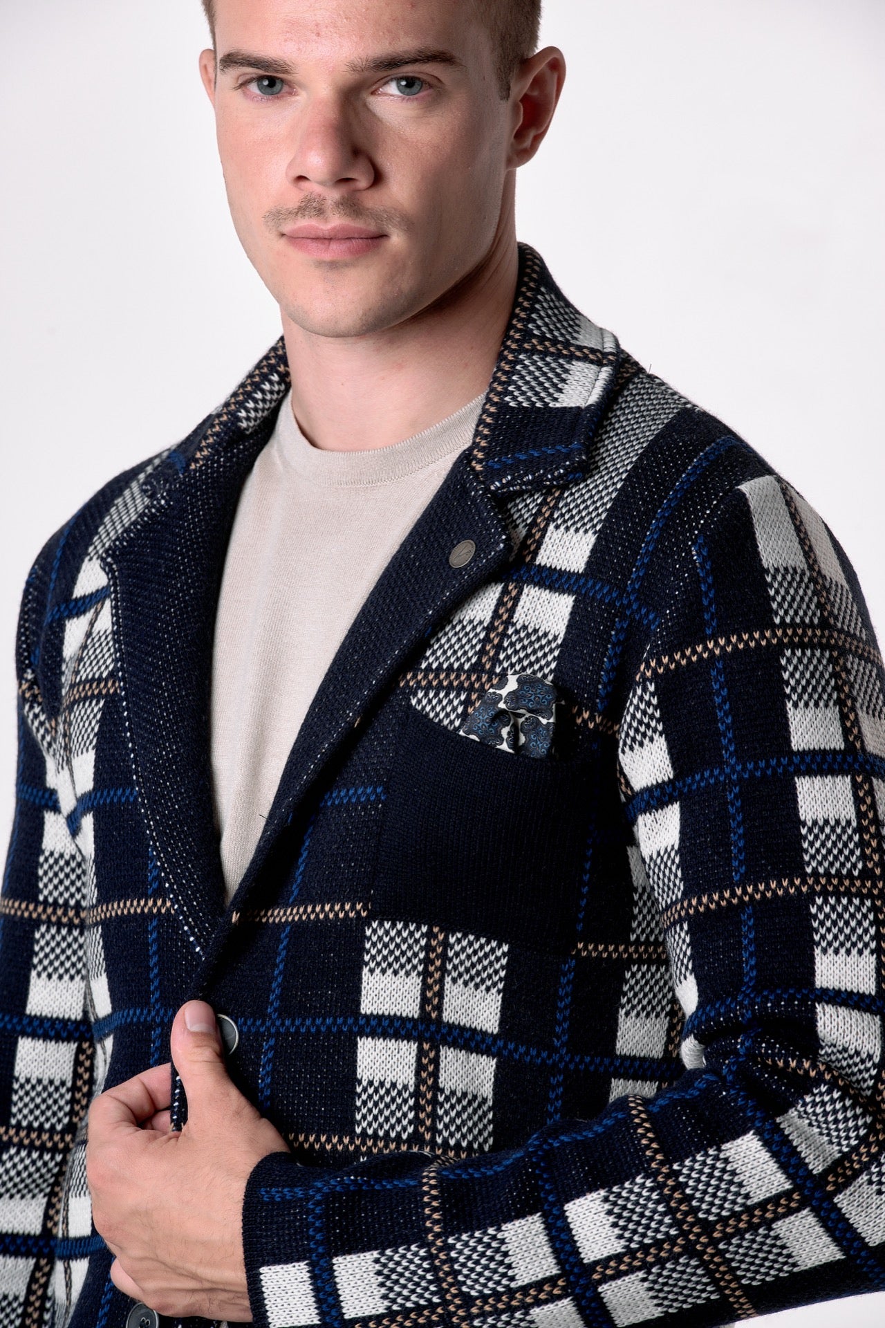 Giacca Monopetto scozzese blu con pochette in tessuto V2