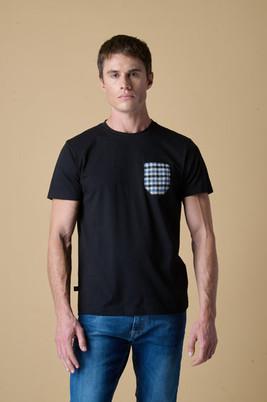 T-Shirt regular Nera con Taschino in tessuto V2