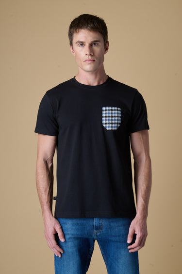 T-Shirt regular Nera con Taschino in tessuto V2
