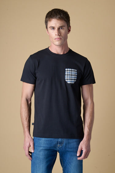 T-Shirt regular Nera con Taschino in tessuto V2