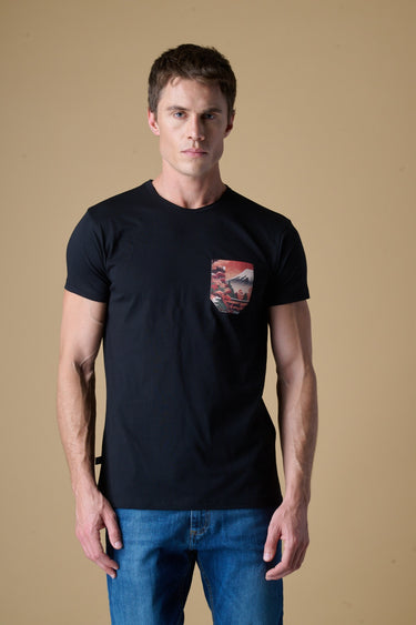 T-Shirt slim Nera con Taschino in tessuto V2