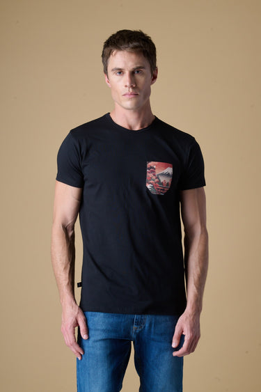 T-Shirt slim Nera con Taschino in tessuto V2