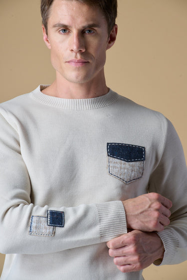 Maglione Girocollo Punto Stoffa Burro con Taschino e doppia Patch Ricamate in tessuto V2
