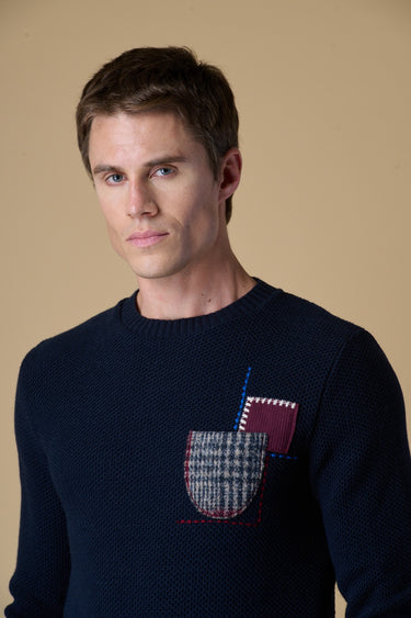 Maglione Girocollo Occhio di Pernice Blu con taschino ricamato in tessuto V2