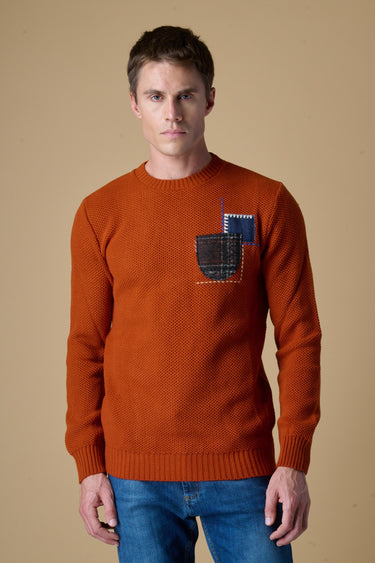 Maglione Girocollo Occhio di Pernice Coccio con taschino ricamato in tessuto V2