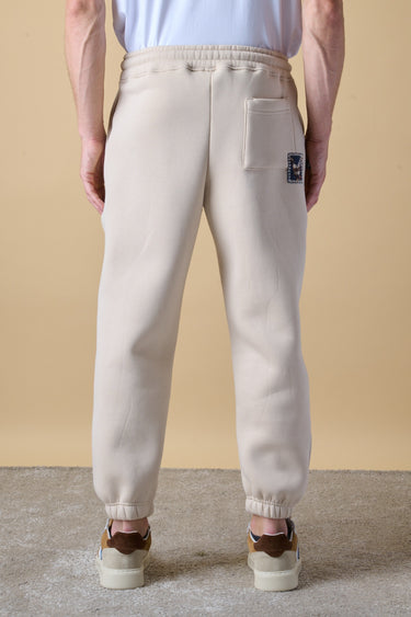 Pantalone Slim in Felpa Sabbia con ricamo frontale e patch ricamata sul retro