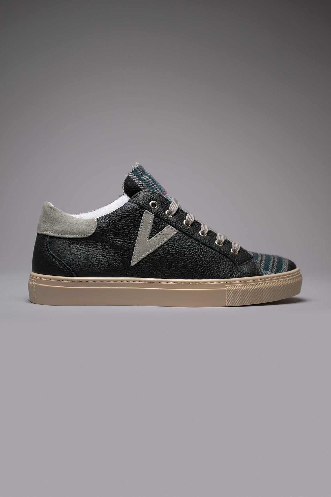 OLYMPIC - Low-top sneakers in black hammered leather with black tartan tongue