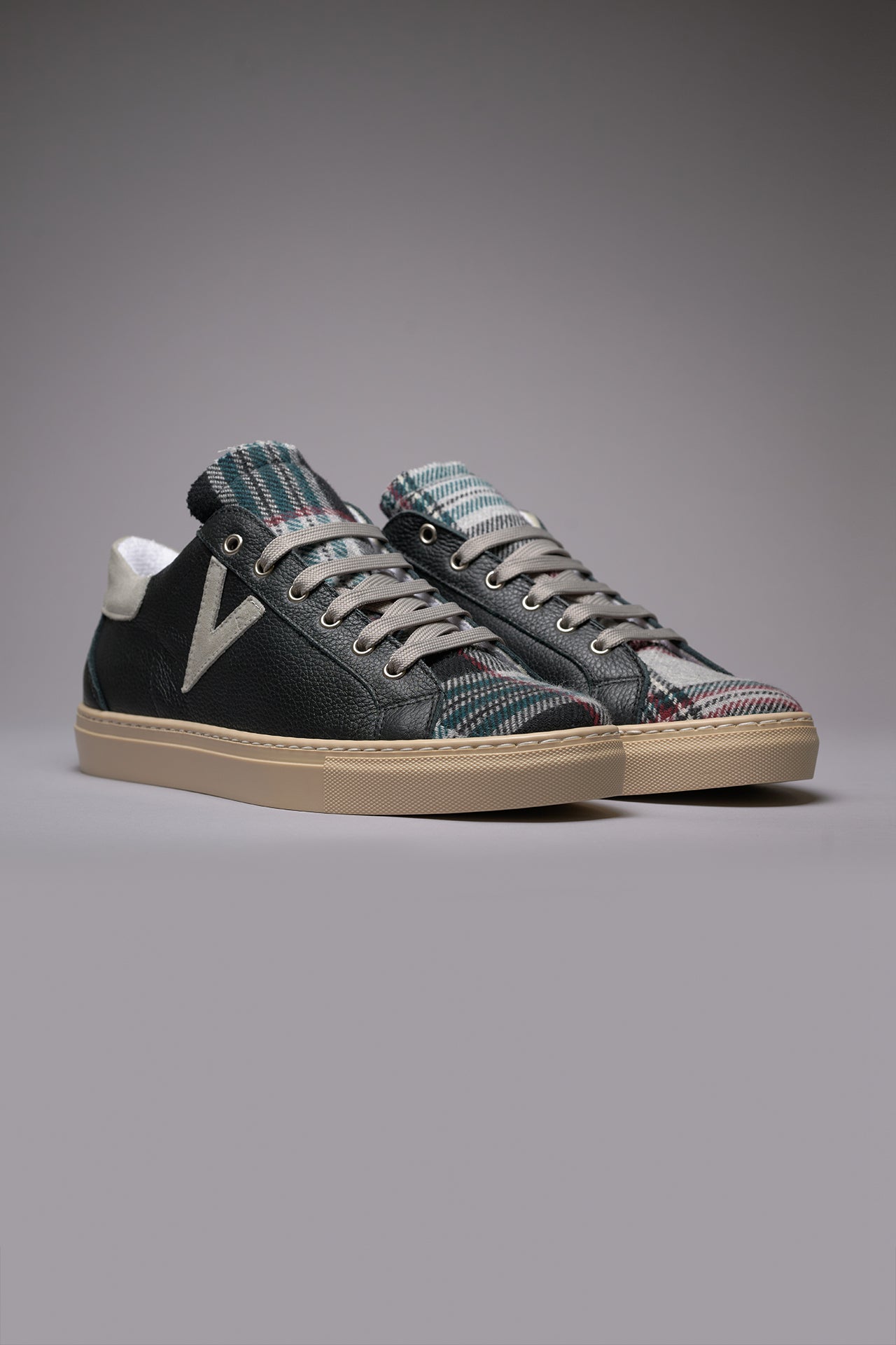 OLYMPIC - Low-top sneakers in black hammered leather with black tartan tongue