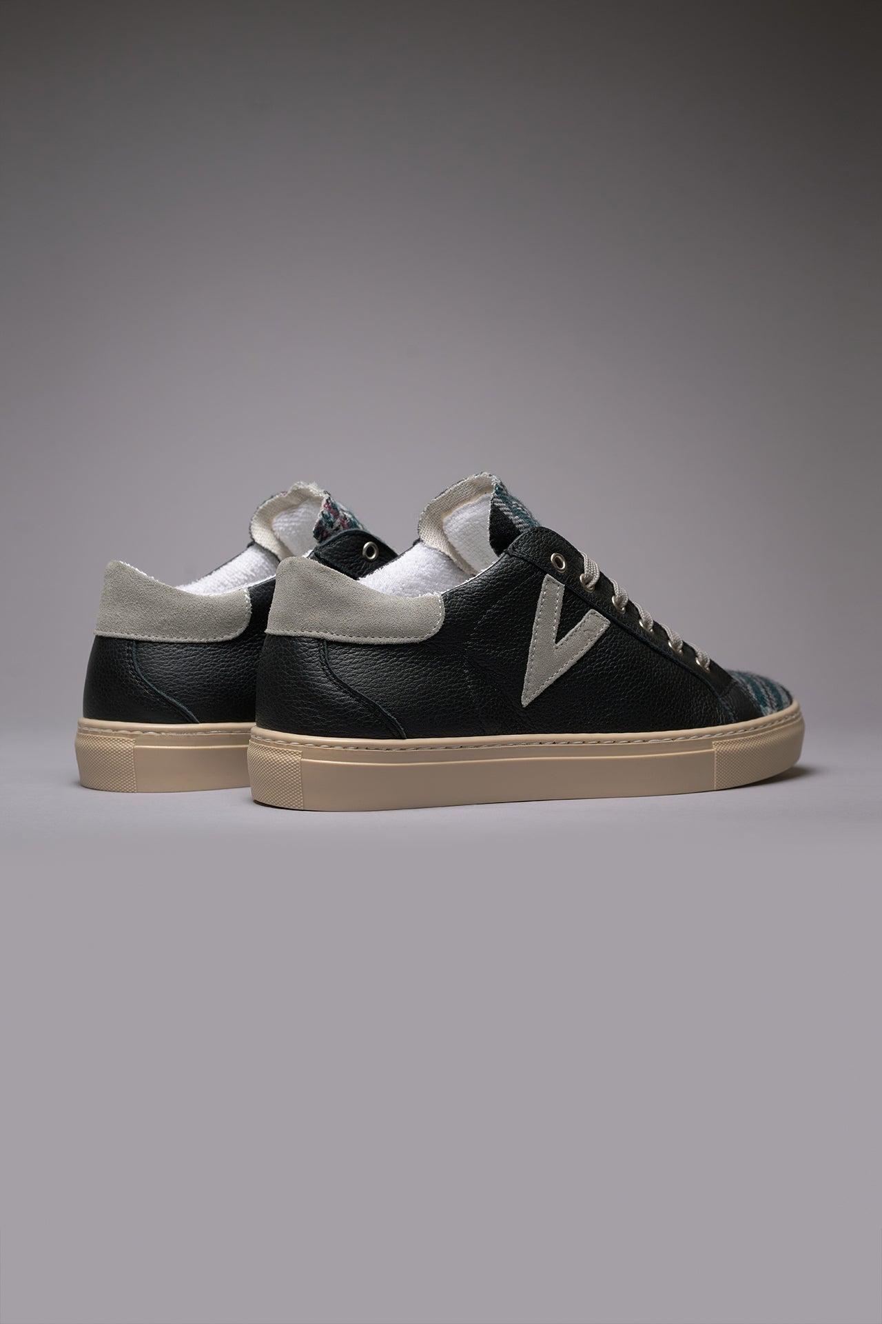 OLYMPIC - Low-top sneakers in black hammered leather with black tartan tongue