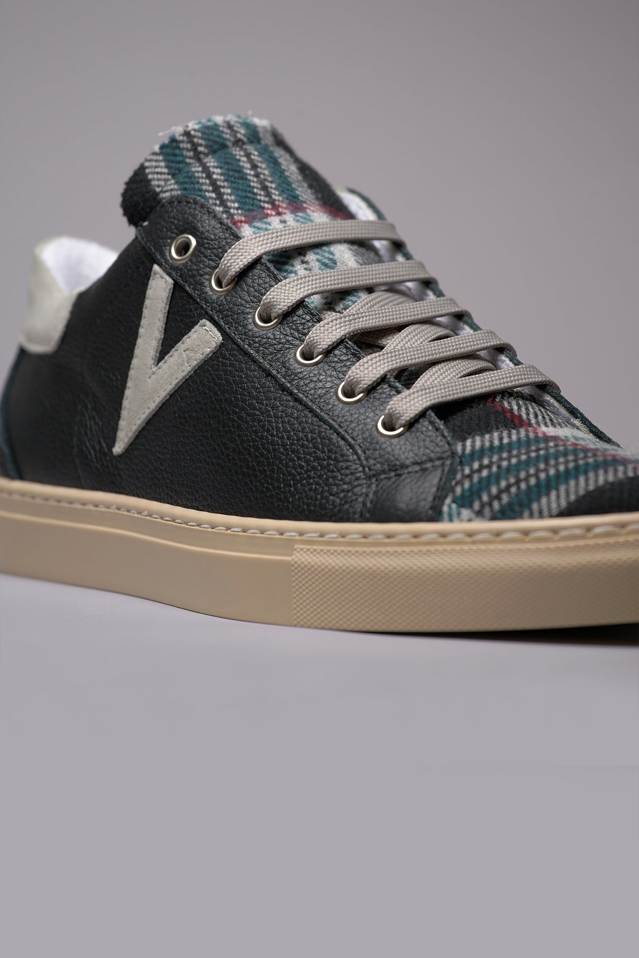 OLYMPIC - Low-top sneakers in black hammered leather with black tartan tongue