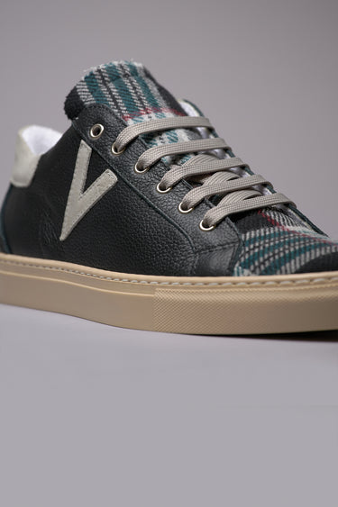 OLYMPIC - Sneakers a suola bassa in pelle martellata Nera con linguetta in tessuto Scozzese Nero