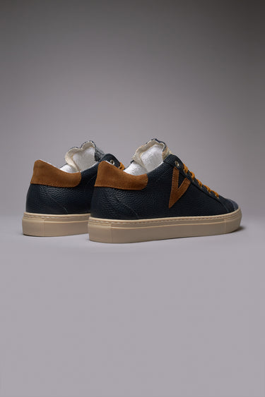 OLYMPIC - Sneakers a suola bassa in pelle martellata Blu con linguetta in tessuto Scozzese