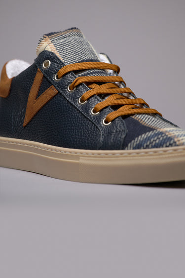 OLYMPIC - Sneakers a suola bassa in pelle martellata Blu con linguetta in tessuto Scozzese