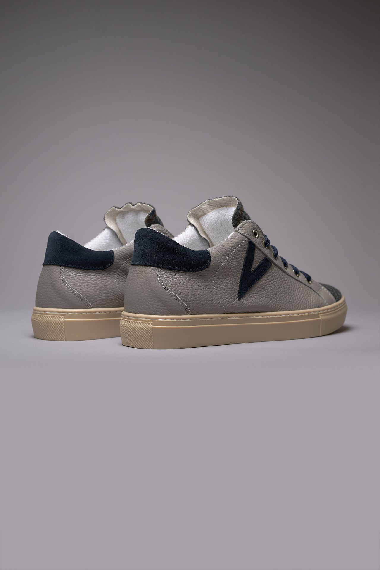 OLYMPIC - Low-top sneakers in grey hammered leather with houndstooth fabric tongue