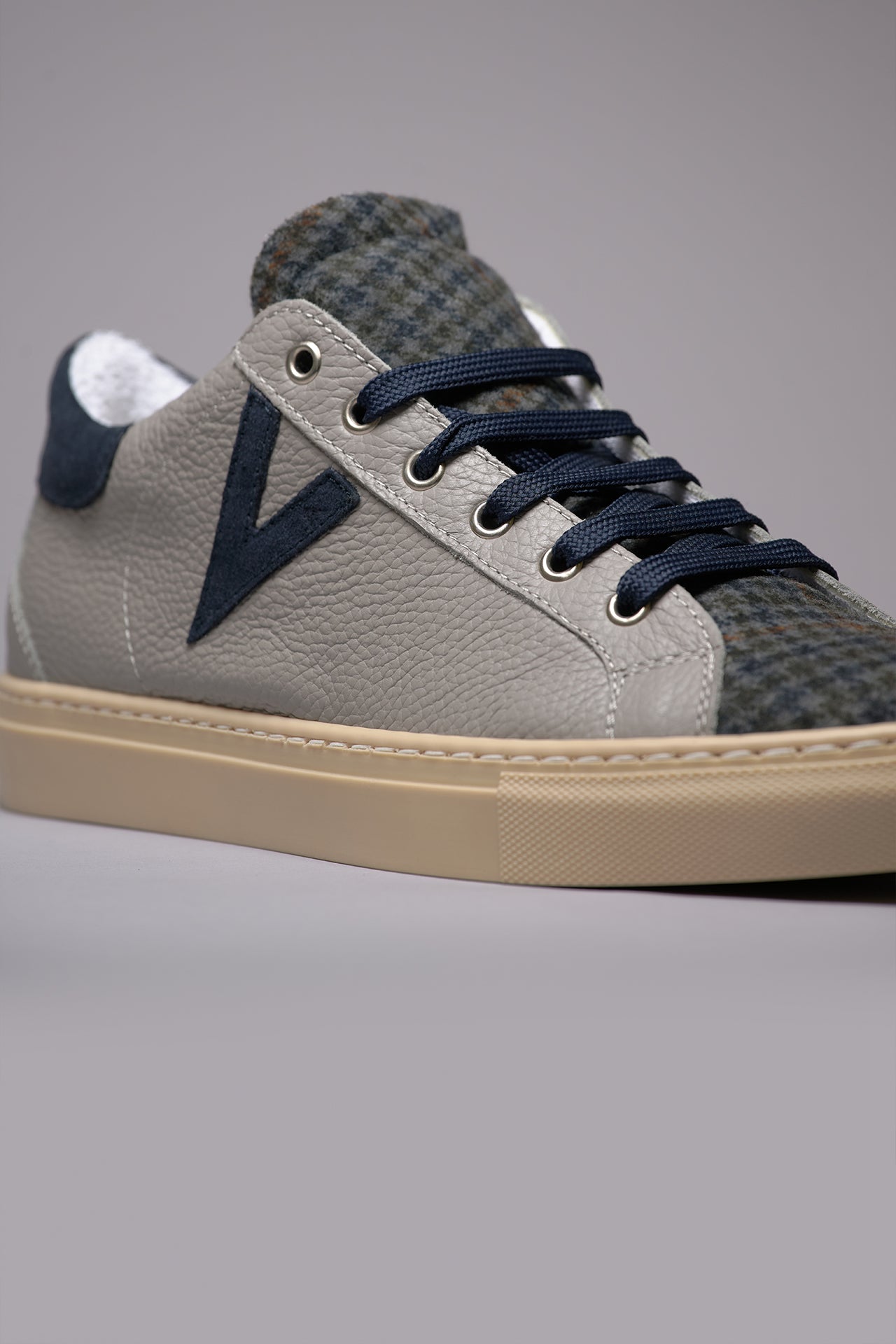 OLYMPIC - Low-top sneakers in grey hammered leather with houndstooth fabric tongue