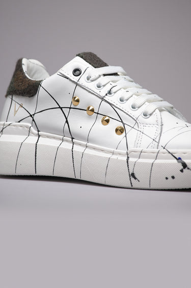VEGA - Sneakers a suola alta retro Camouflage con borchie e schizzi di vernice
