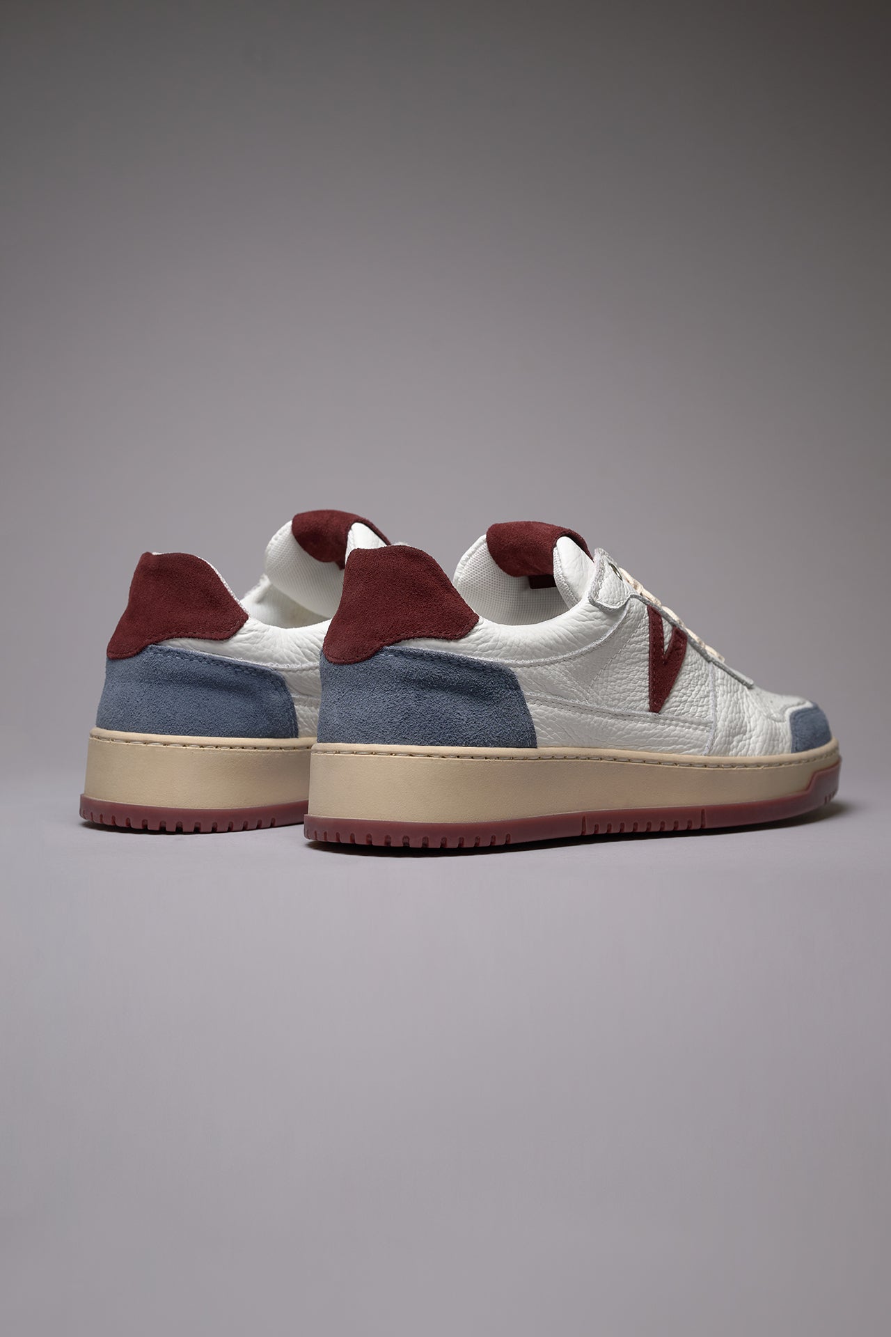 COLLEGE - Sneakers Bianca con inserti e suola Bicolor Bordeaux e Jeans