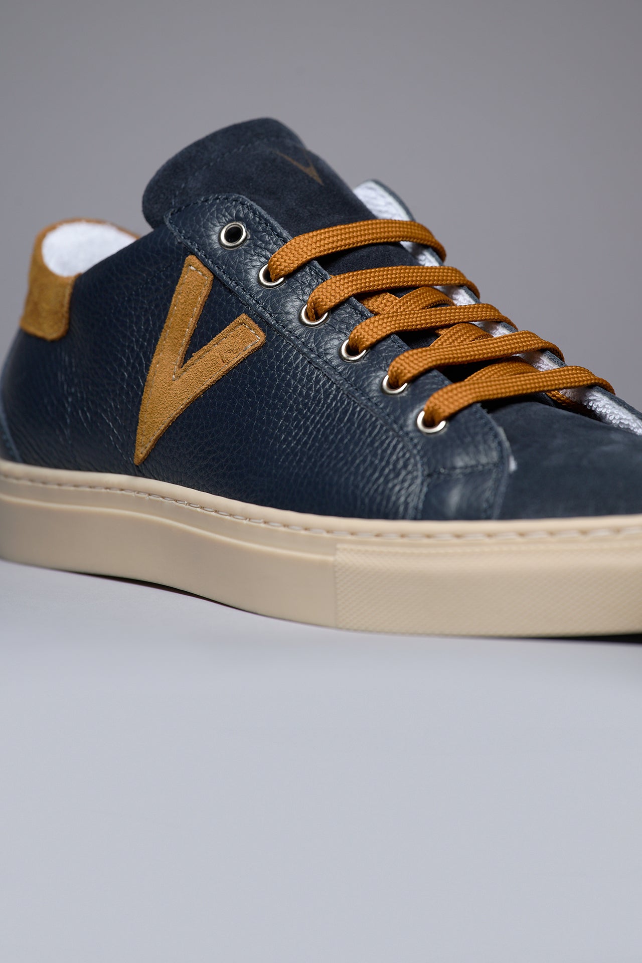 OLYMPIC - Sneakers a suola bassa in pelle martellata Blu con retro e inserto Cuoio