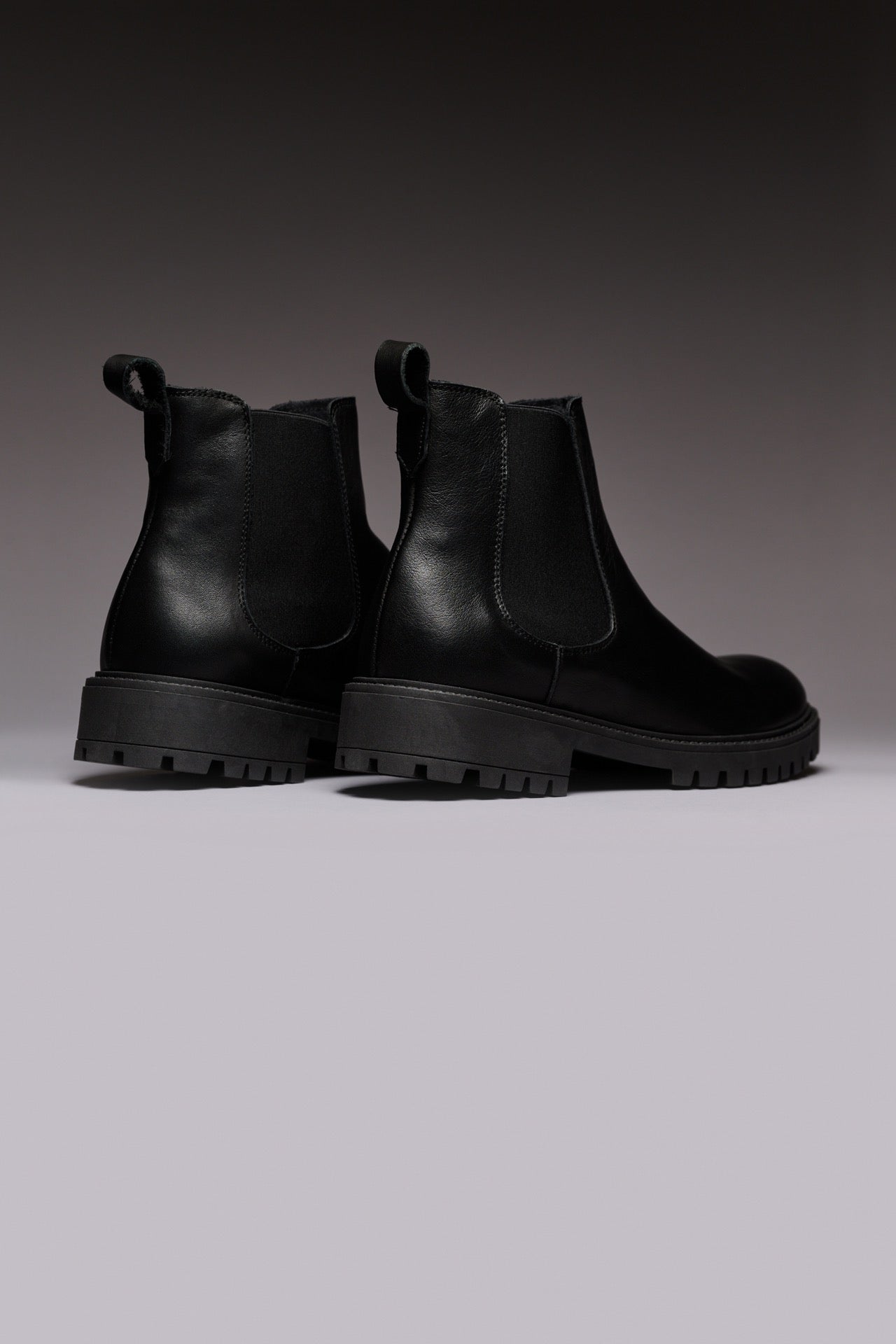 BOSTON - Black leather ankle boot with elastic