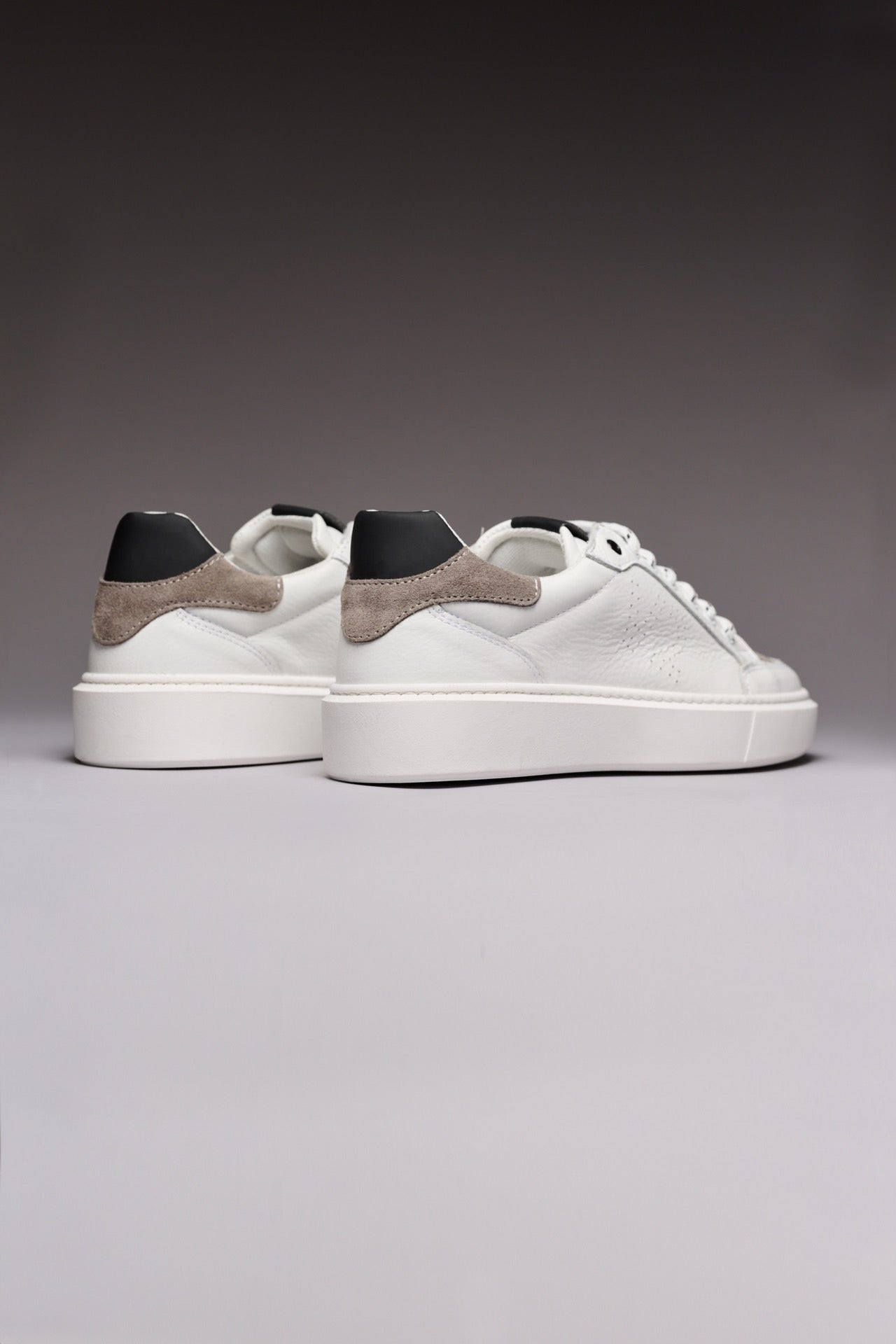 ICONIC - Hammered leather sneakers with black back and Tech laces