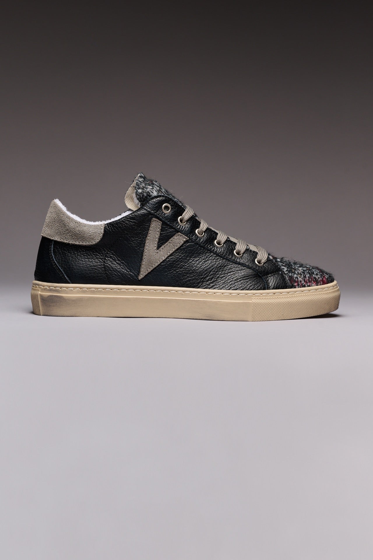 OLYMPIC - Low-top sneakers in black hammered leather with grey Prince of Wales fabric tongue