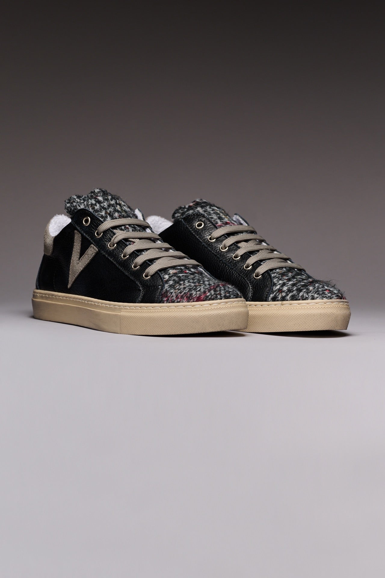 OLYMPIC - Low-top sneakers in black hammered leather with grey Prince of Wales fabric tongue