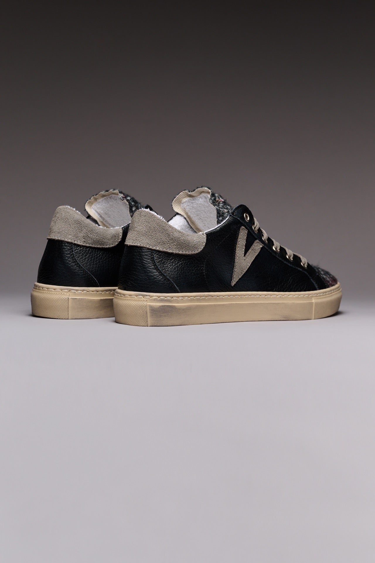 OLYMPIC - Low-top sneakers in black hammered leather with grey Prince of Wales fabric tongue