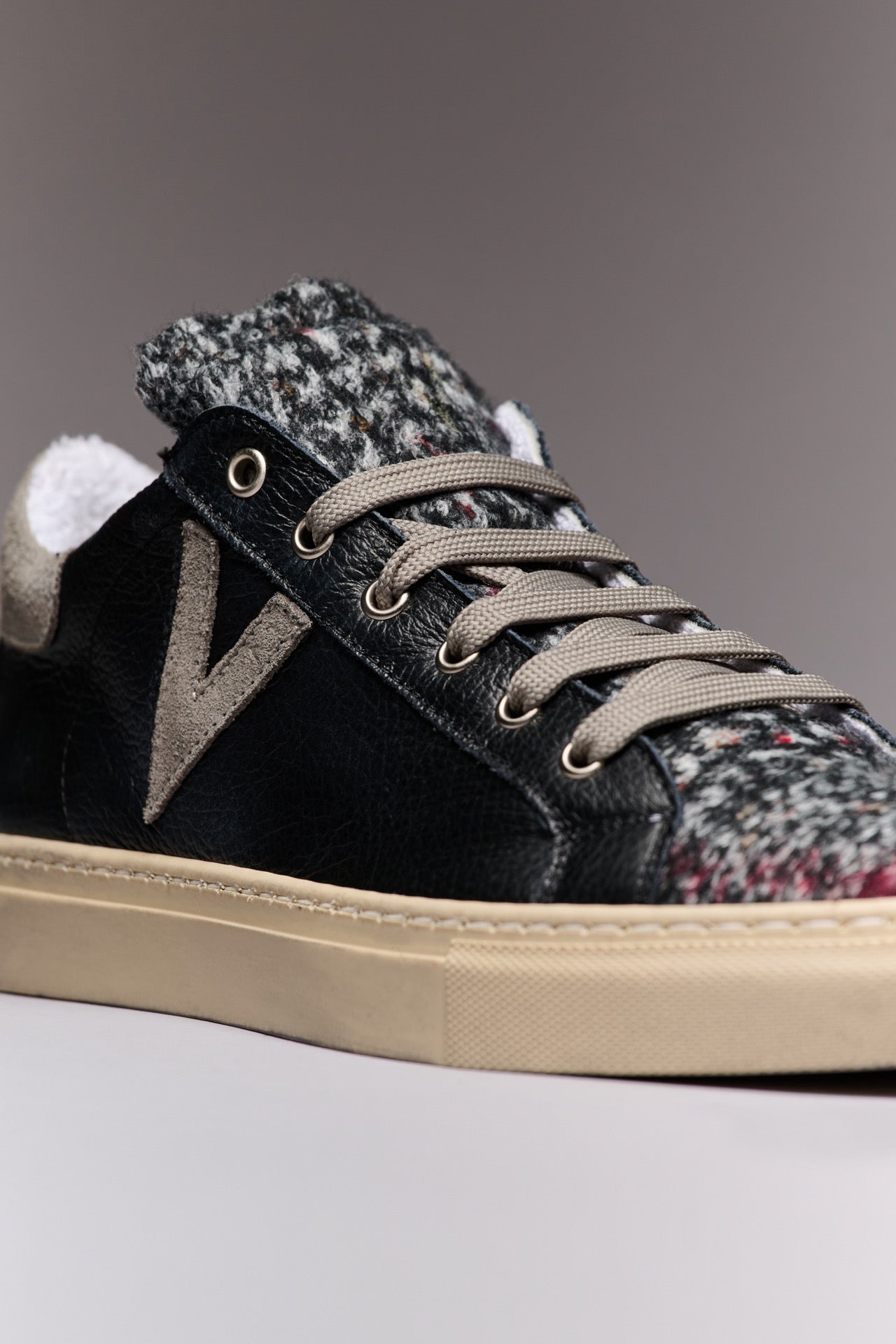 OLYMPIC - Low-top sneakers in black hammered leather with grey Prince of Wales fabric tongue