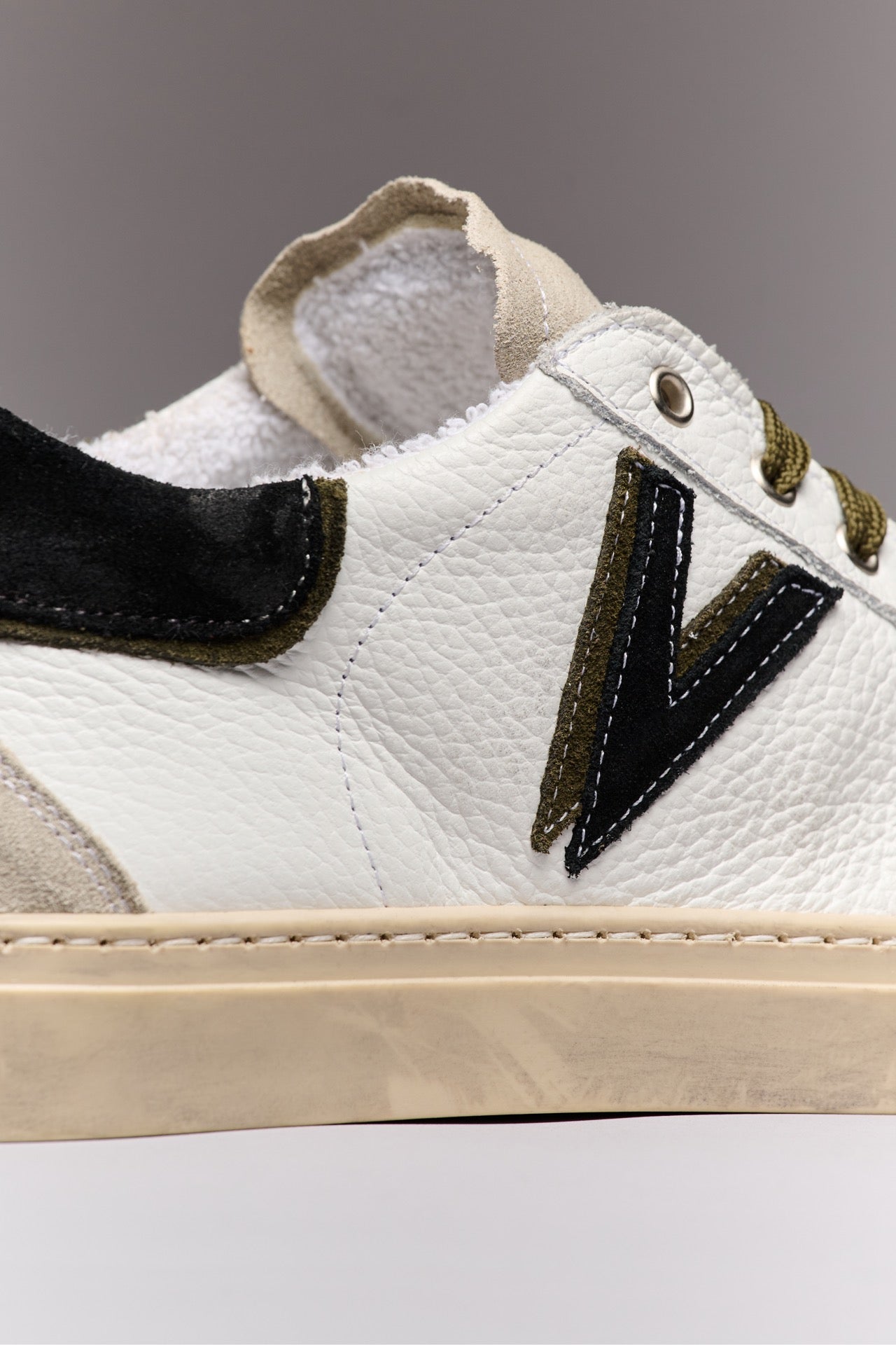 OLYMPIC V - Low-soled sneakers in hammered leather with two-tone insert and back in Black and Military Green