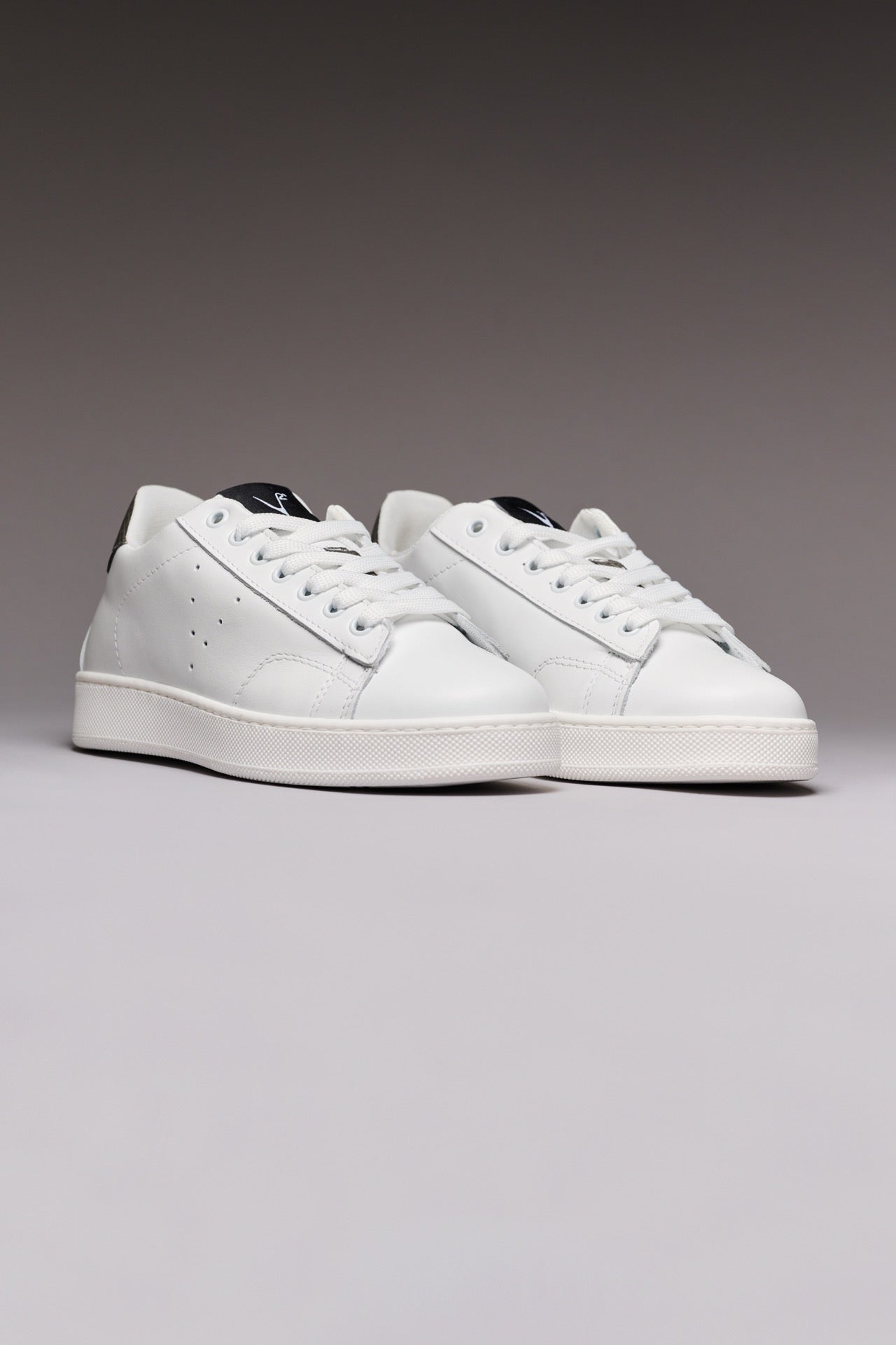 SIERRA - White Low-Top Sneakers with Silver Pixel Back