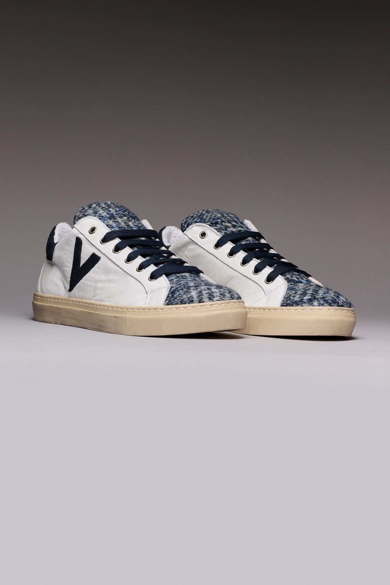 OLYMPIC - Low-top sneakers in white leather with blue Prince of Wales fabric tongue