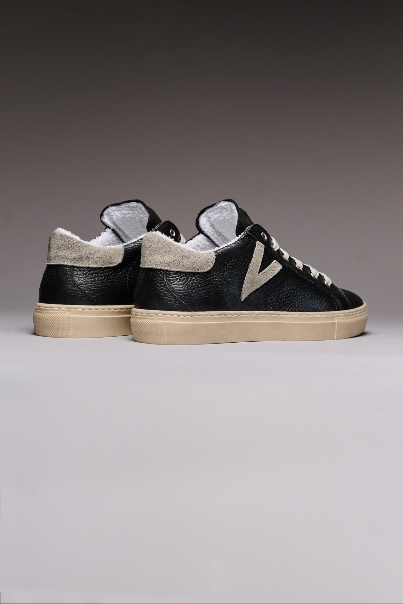 OLYMPIC - Low sole sneakers in black textured leather with gray back and insert