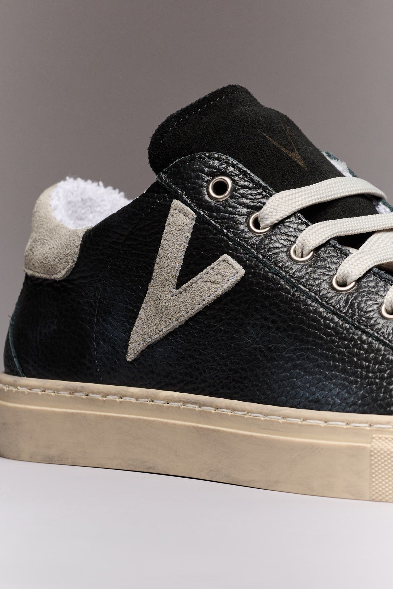 OLYMPIC - Low sole sneakers in black textured leather with gray back and insert