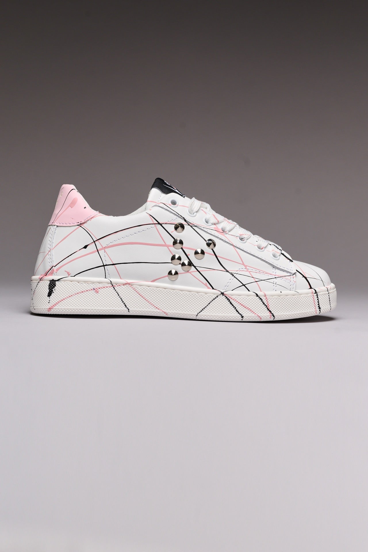 SIERRA - Low-top sneakers in white with pastel pink back studs and paint splatter