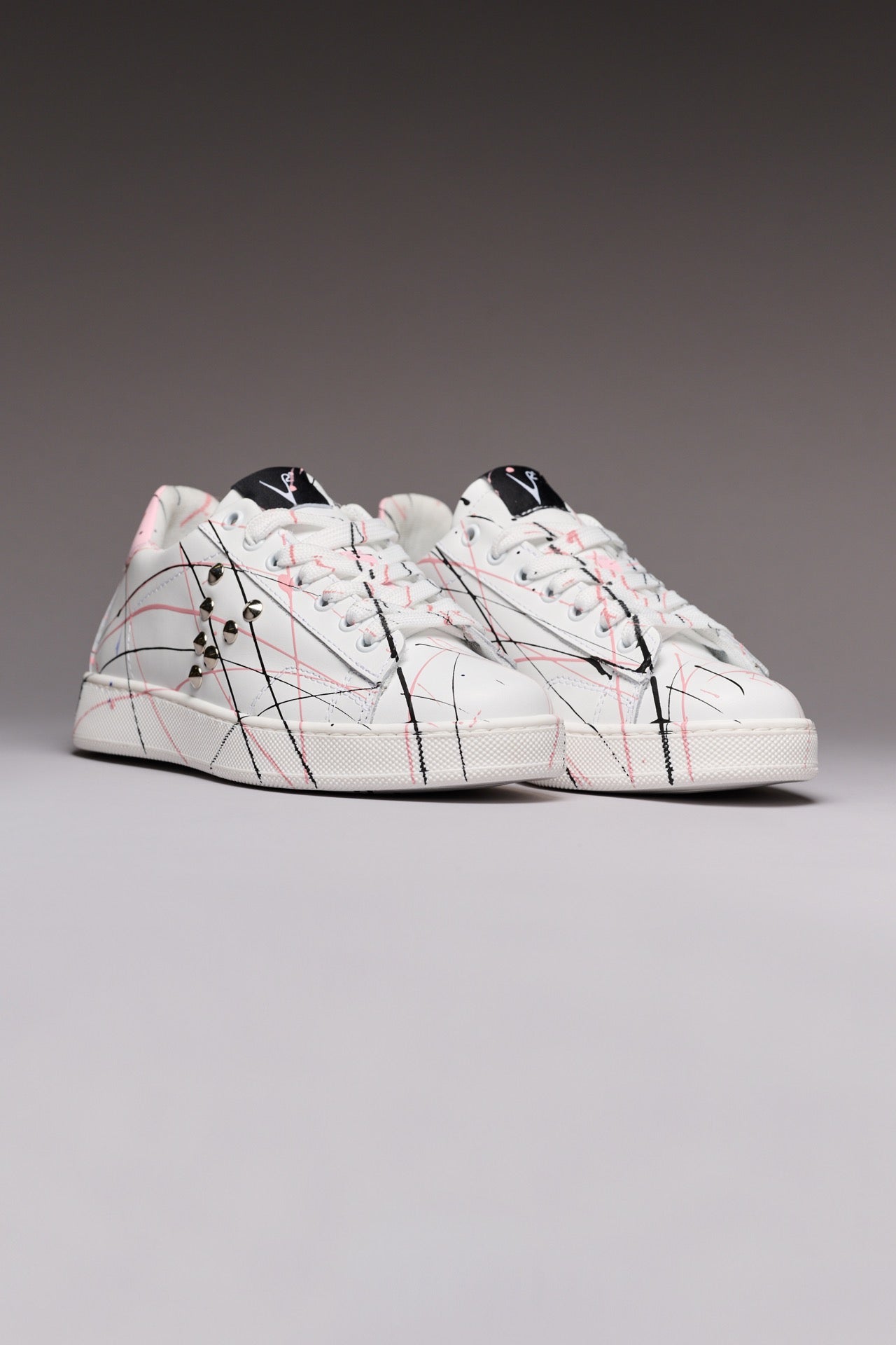 SIERRA - Low-top sneakers in white with pastel pink back studs and paint splatter