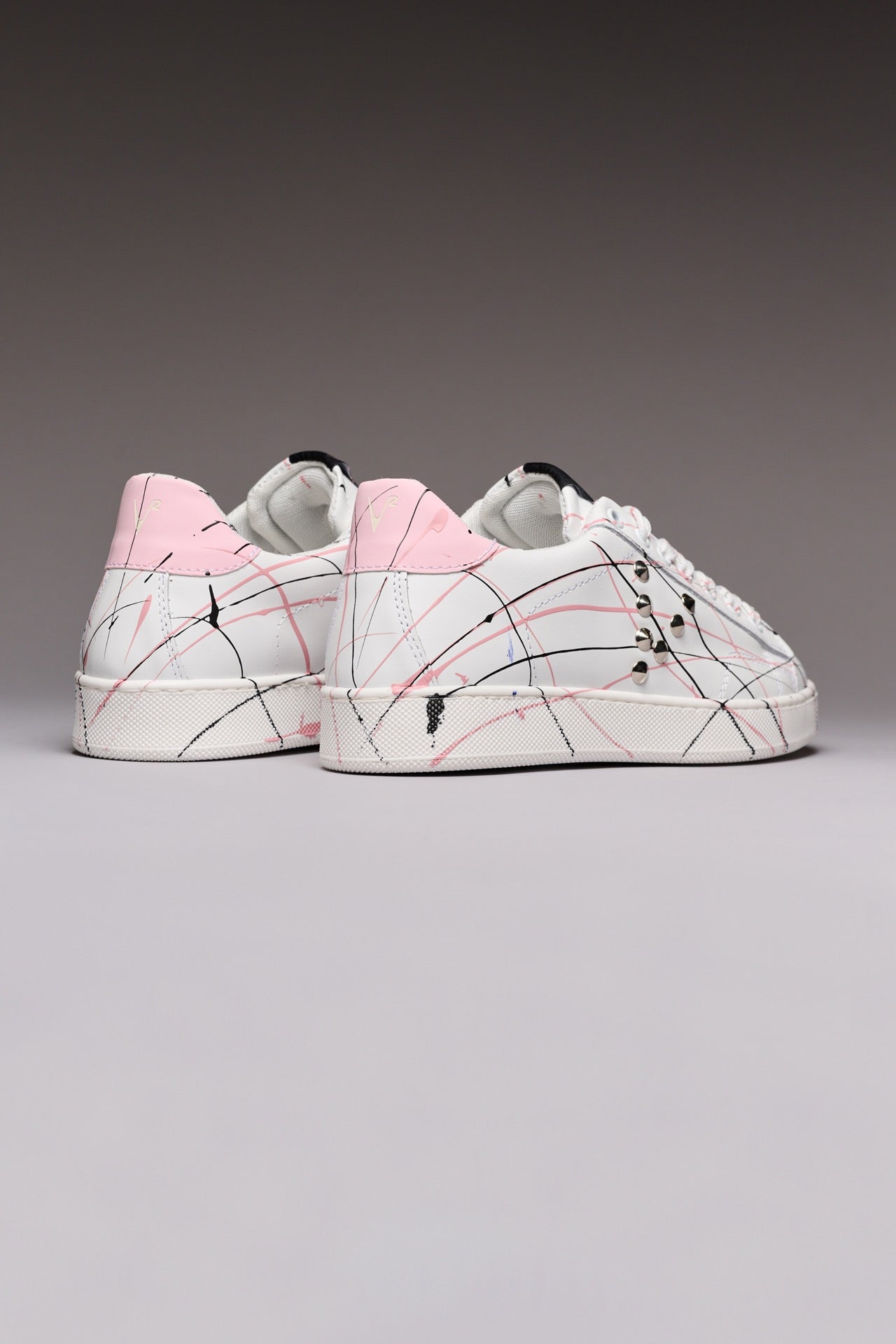 SIERRA - Low-top sneakers in white with pastel pink back studs and paint splatter