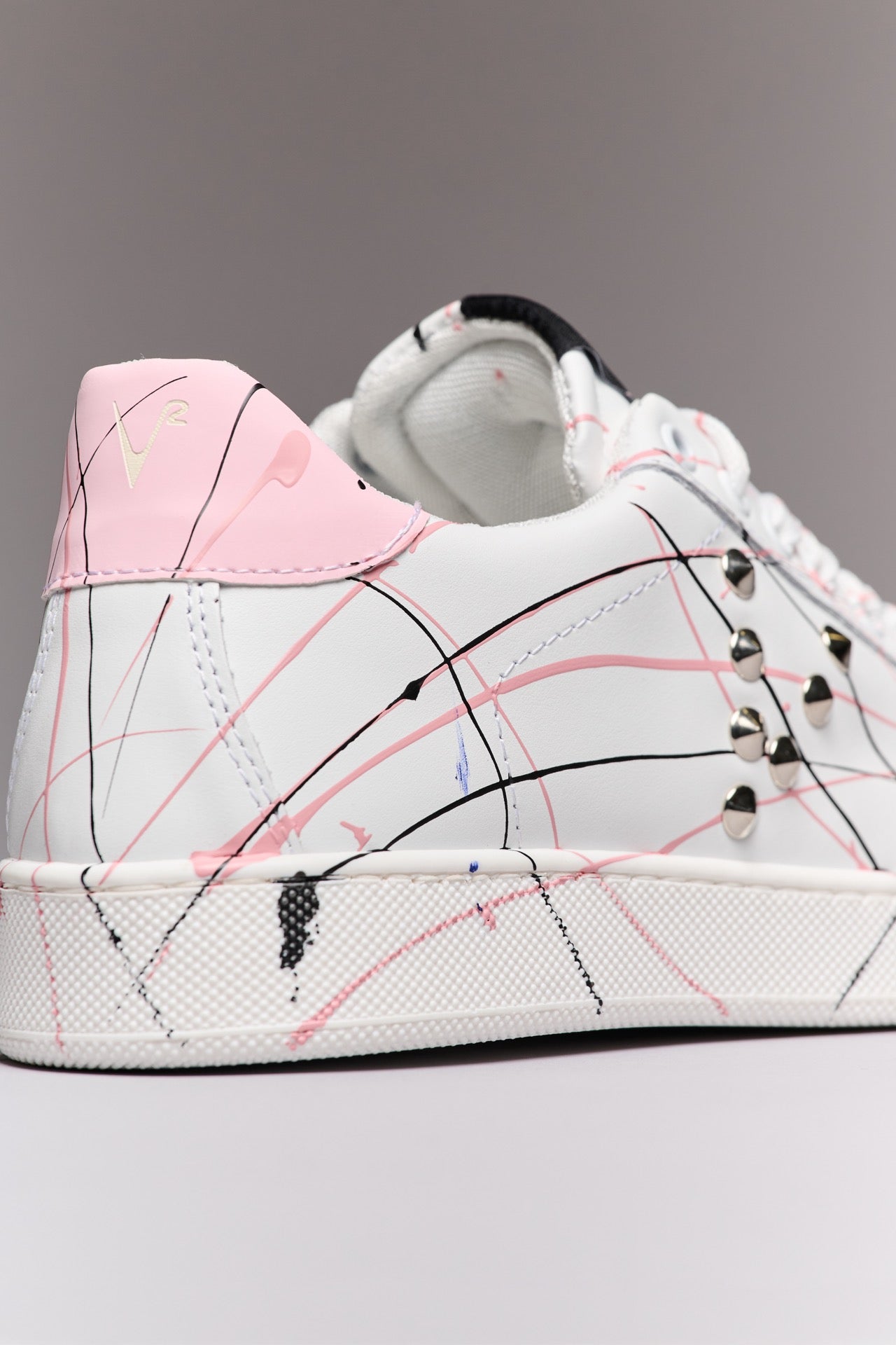 SIERRA - Low-top sneakers in white with pastel pink back studs and paint splatter