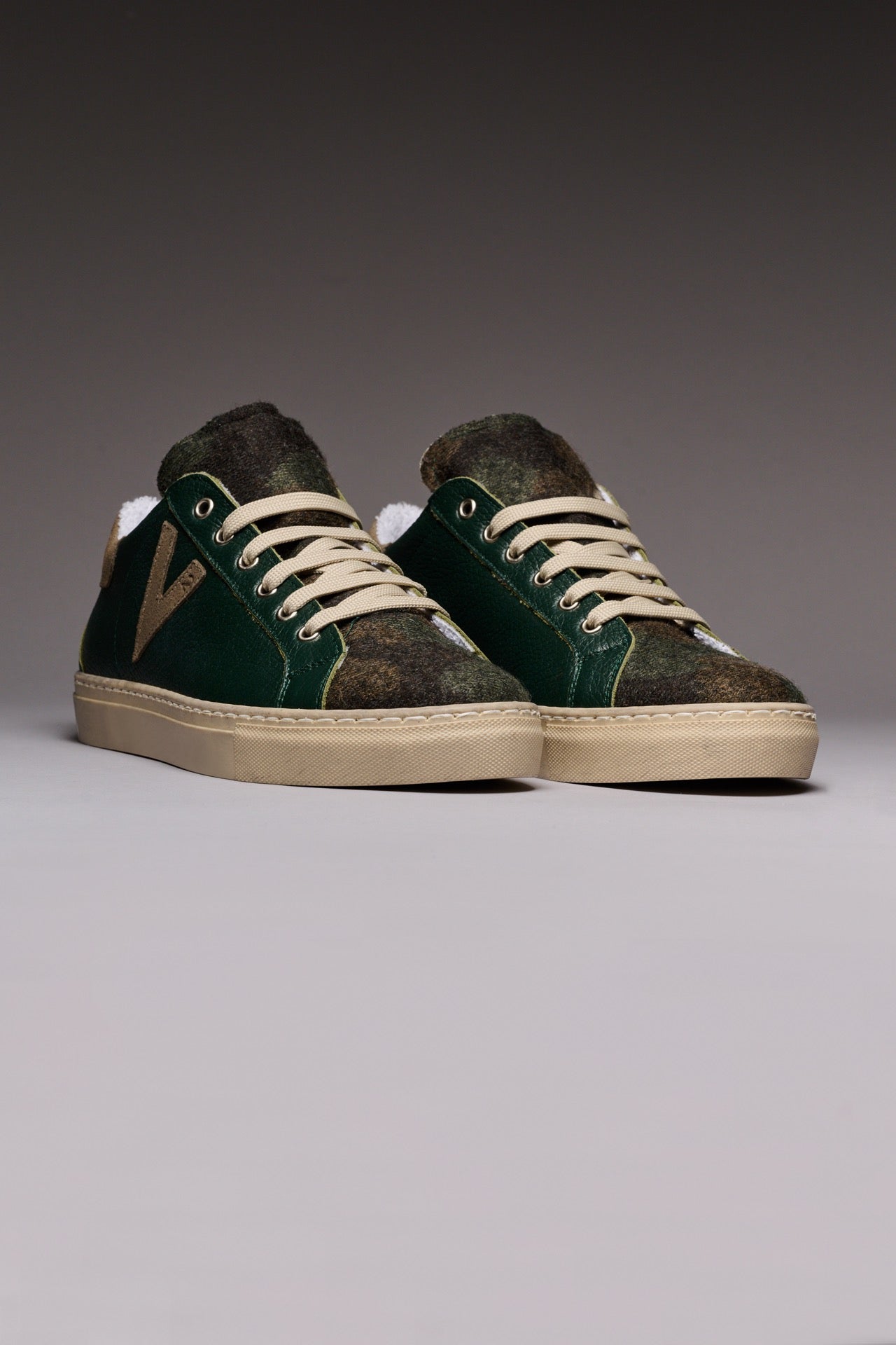 OLYMPIC - Low-top sneakers in hammered leather Green with Camouflage fabric tongue