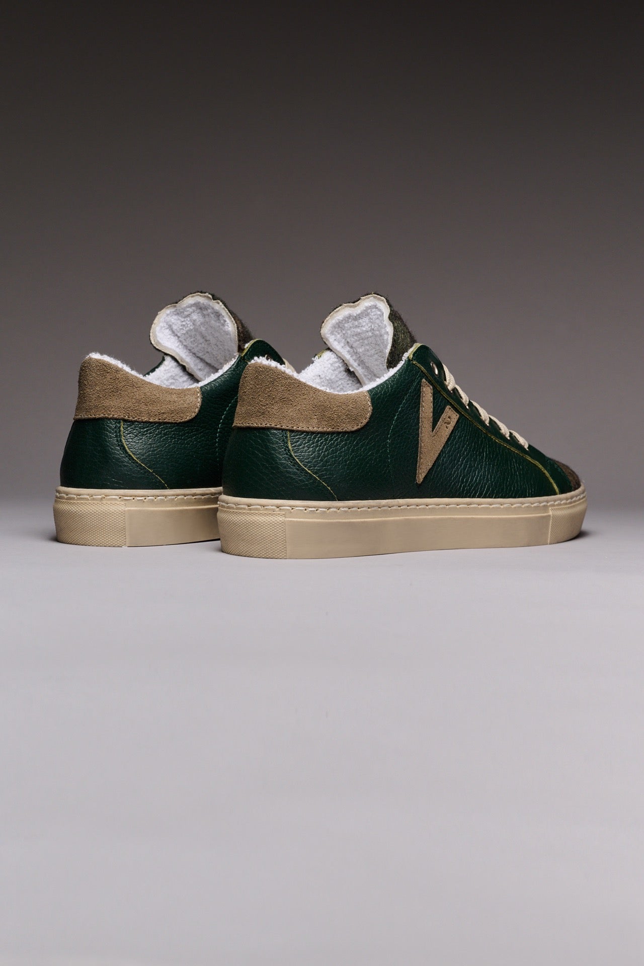 OLYMPIC - Low-top sneakers in hammered leather Green with Camouflage fabric tongue