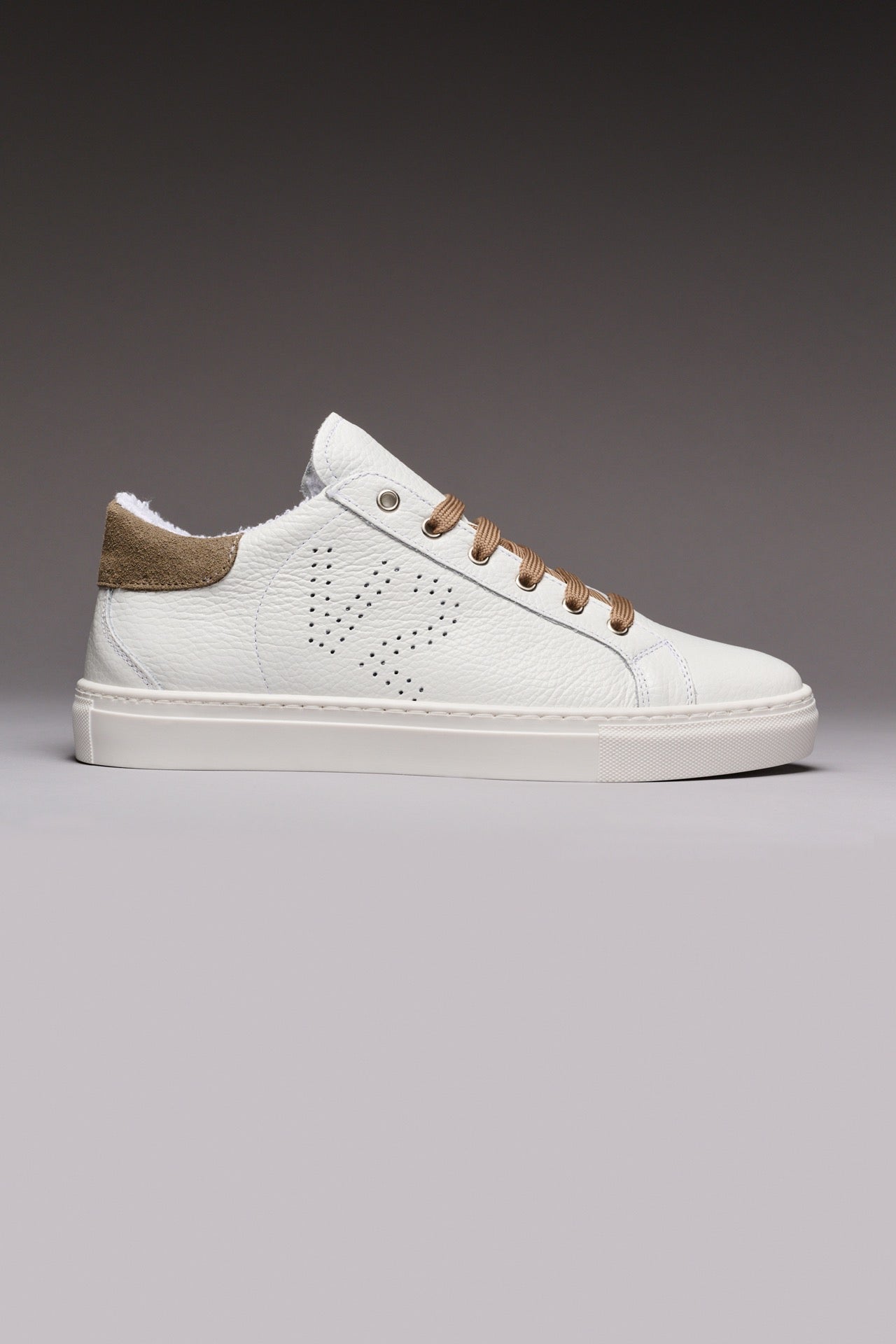 TENNIS - Low-soled sneakers in white with dove grey back and laces