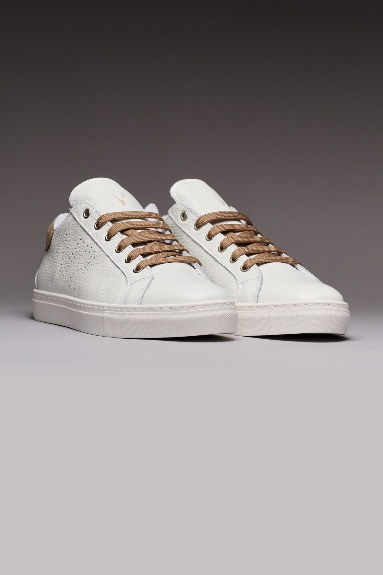 TENNIS - Low-soled sneakers in white with dove grey back and laces