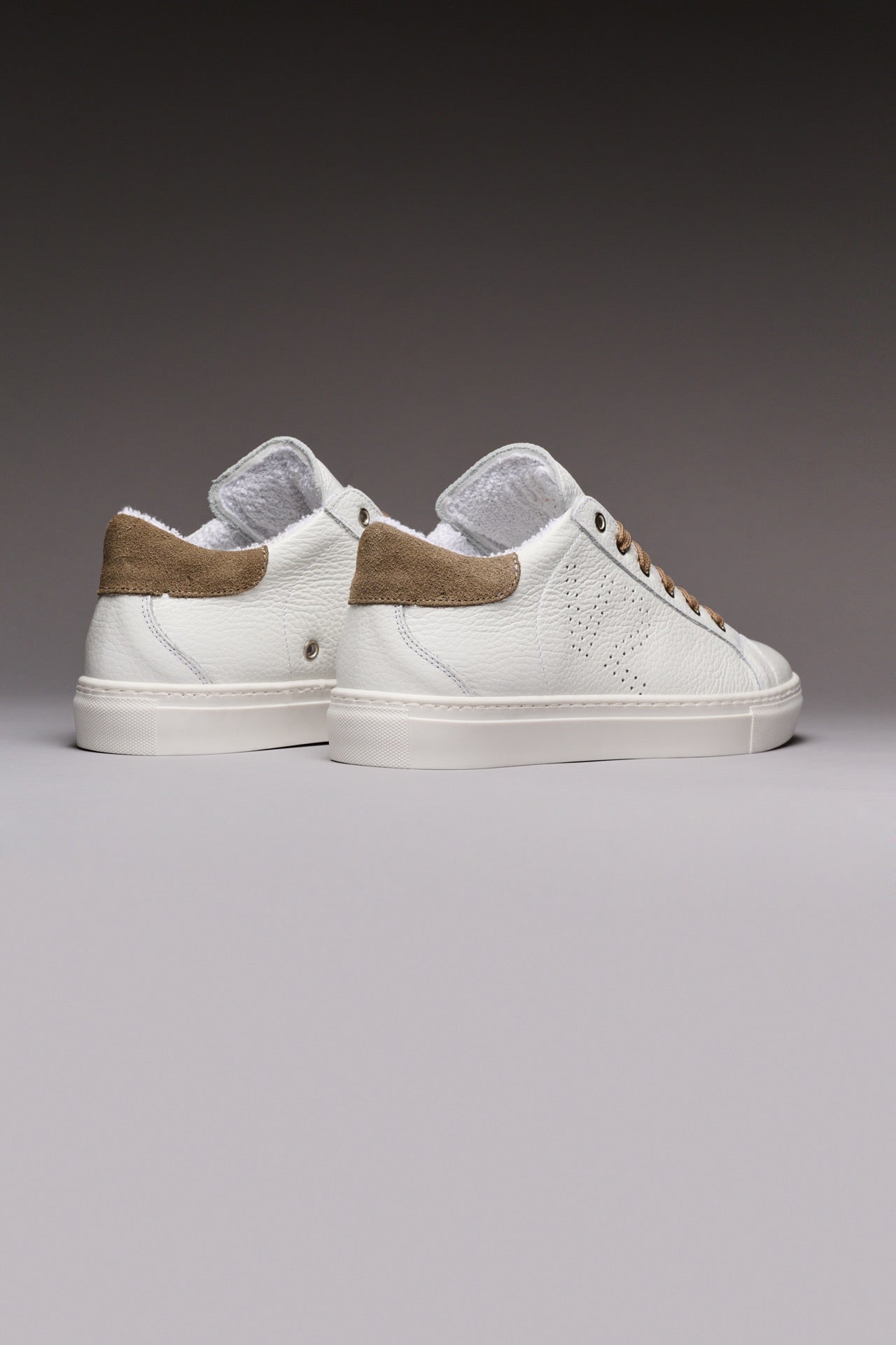 TENNIS - Low-soled sneakers in white with dove grey back and laces