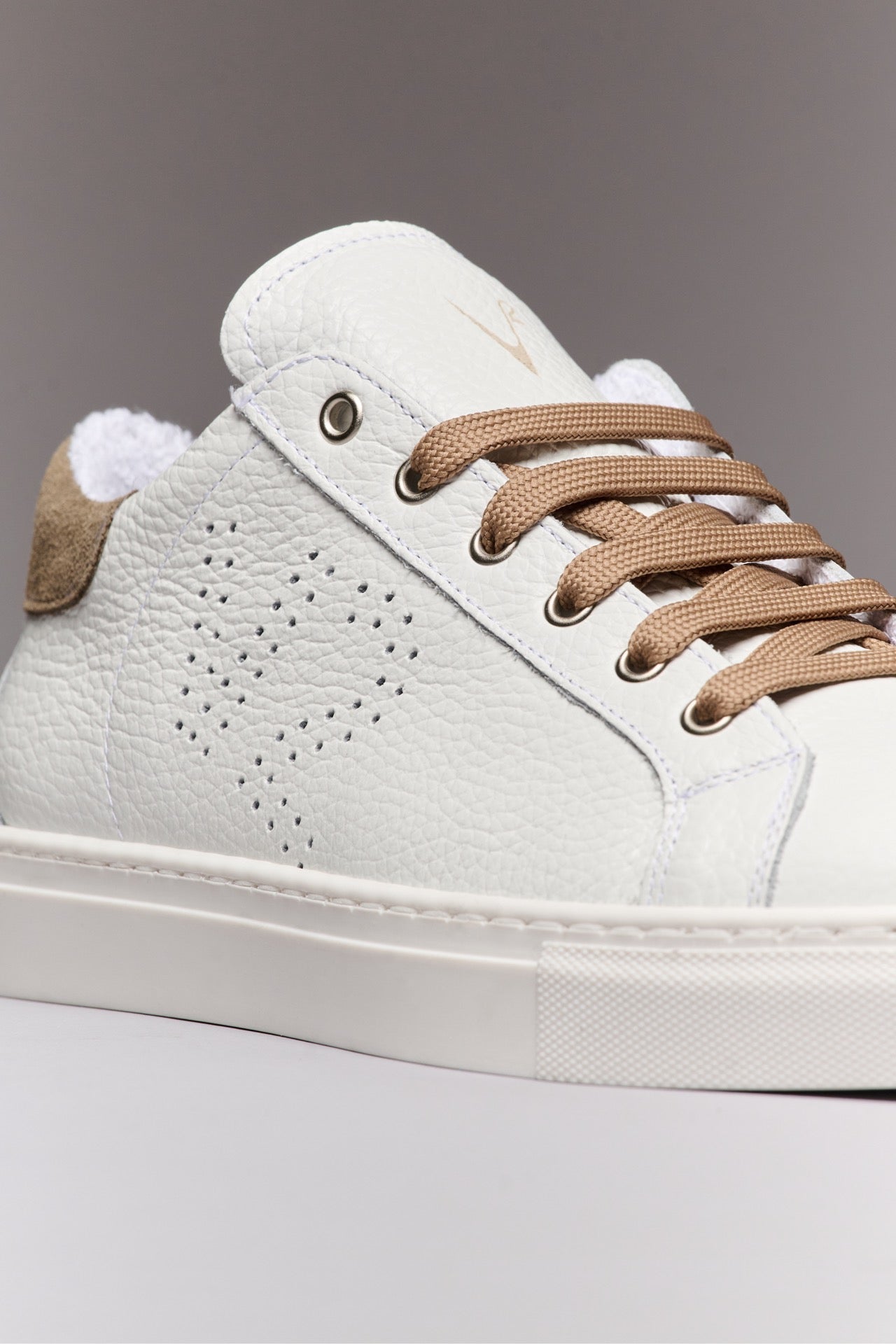 TENNIS - Low-soled sneakers in white with dove grey back and laces