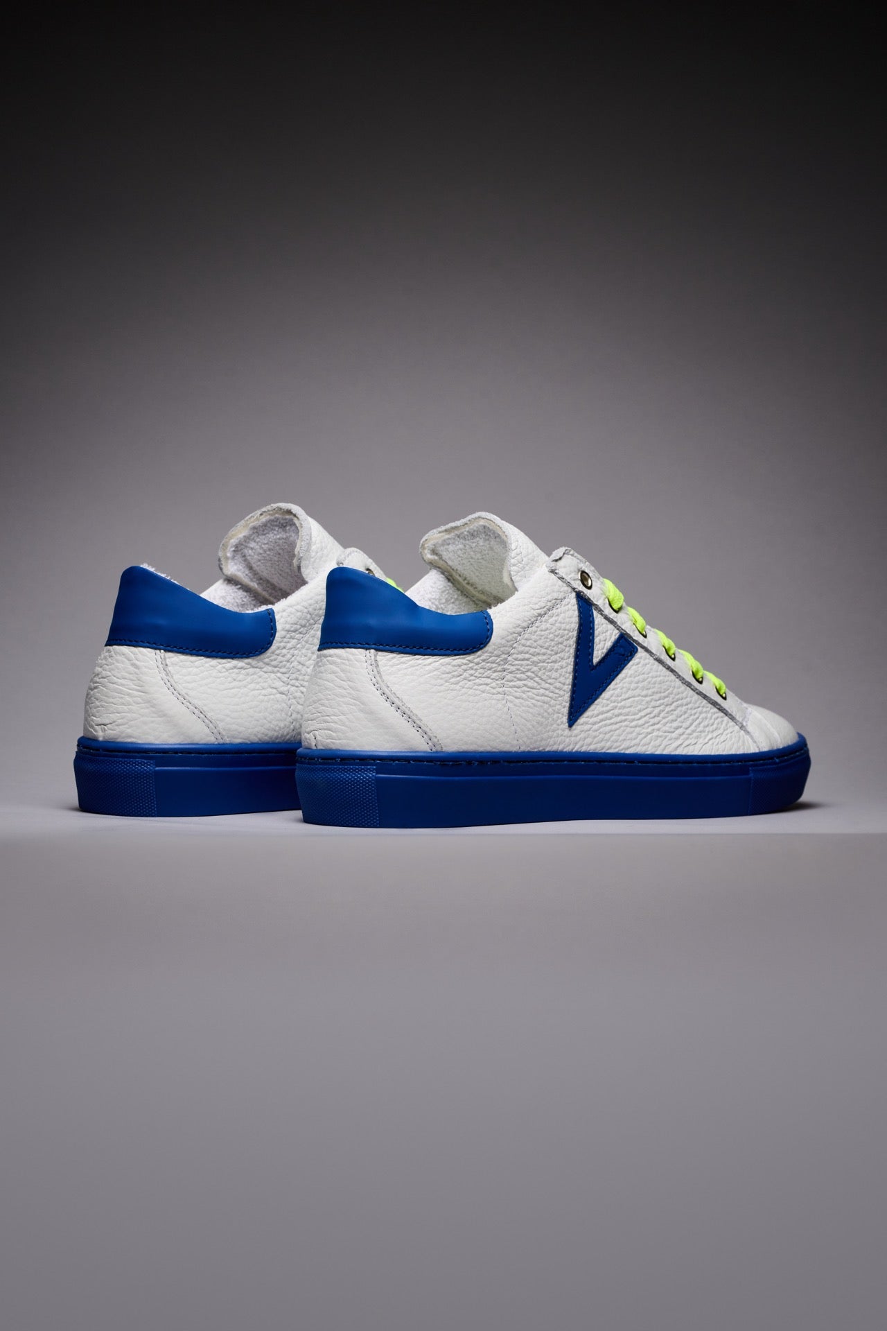 OLYMPIC RAINBOW Sneakers a suola bassa Bianca con suola e retro Blu Royal e lacci Giallo Fluo