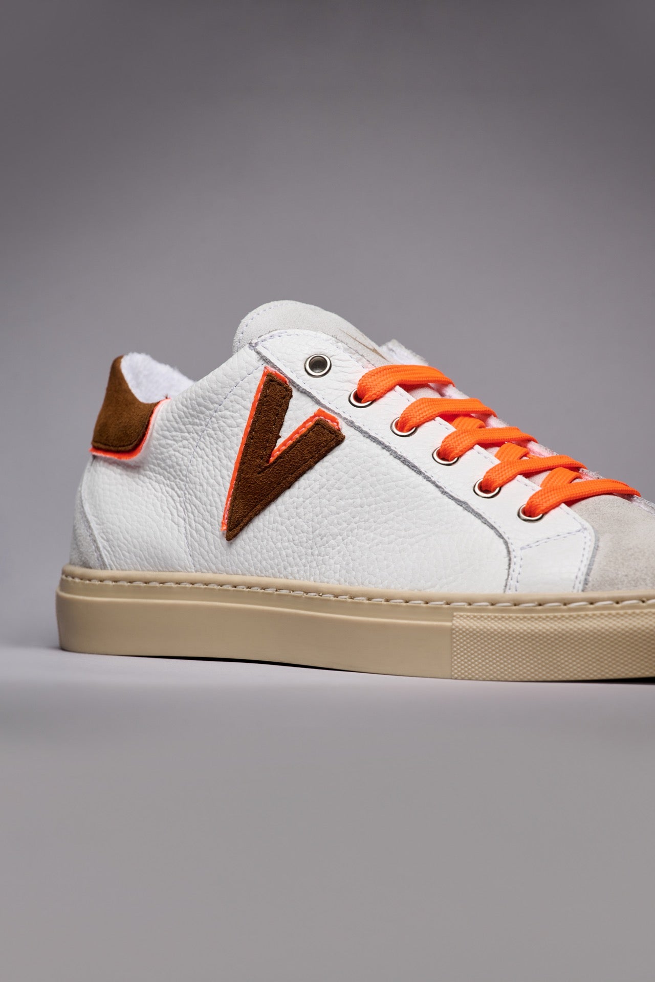 OLYMPIC V - Sneakers a suola bassa in pelle martellata con inserto e retro Bicolor Cuoio e Arancio Fluo