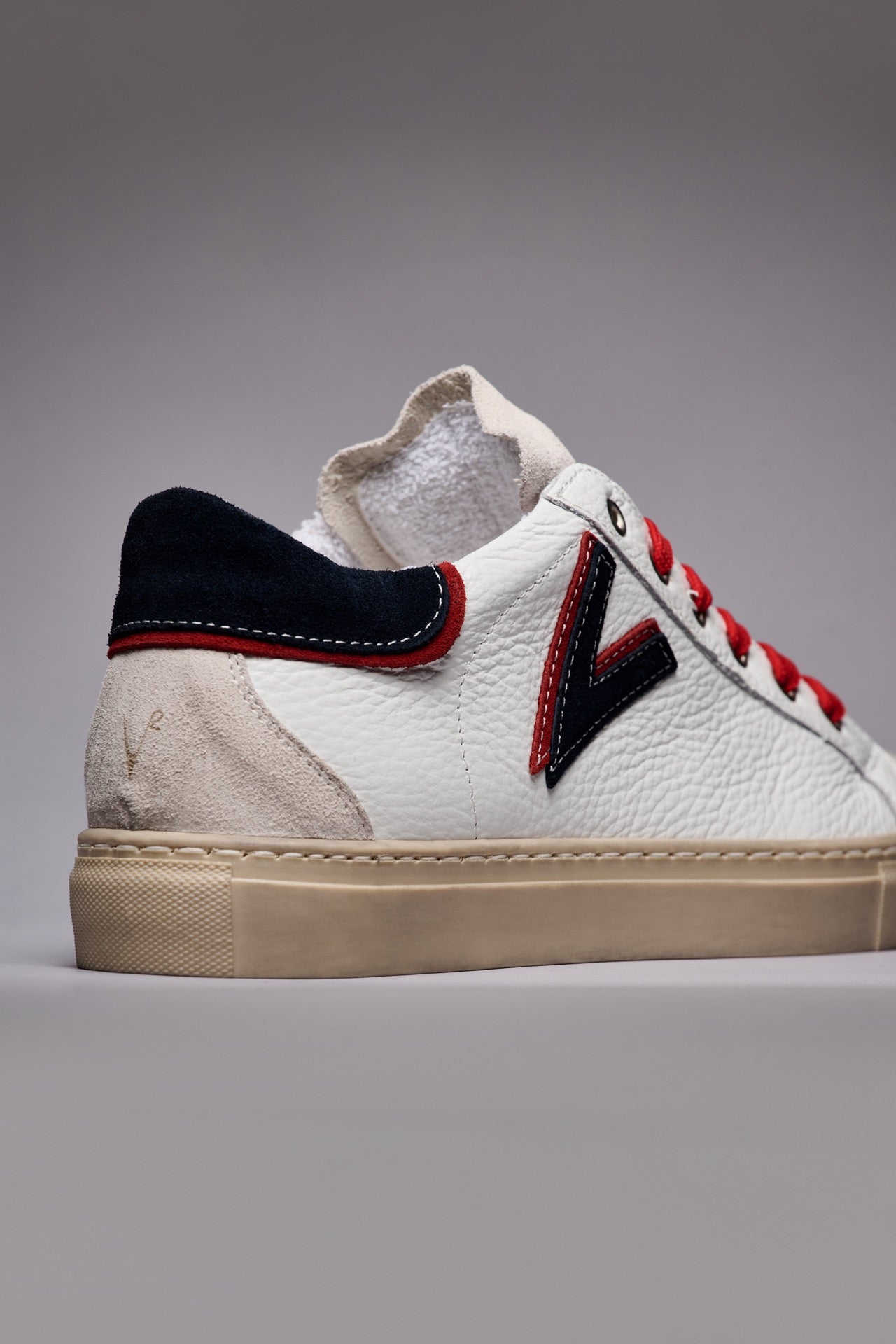 OLYMPIC V - Sneakers a suola bassa in pelle martellata con inserto e retro Bicolor Blu e Rosso