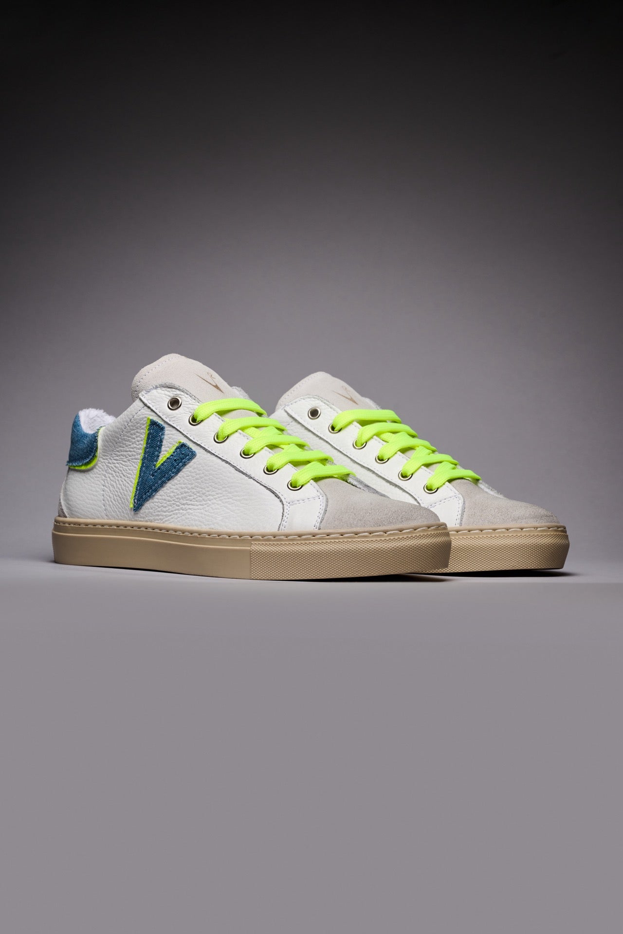 OLYMPIC V - Sneakers a suola bassa in pelle martellata con inserto e retro Bicolor Jeans e Giallo Fluo